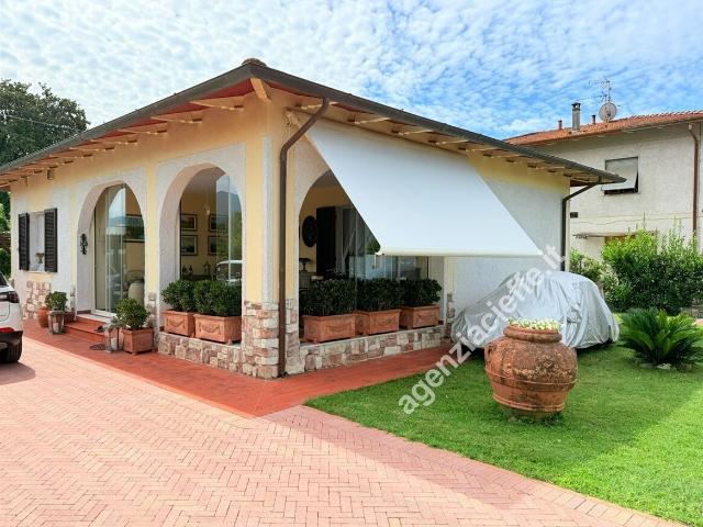 VILLA in VENDITA a MASSA Marina di Massa di 4 vani
