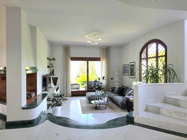 VILLA in VENDITA a MASSA PERIFERIA di 11 vani