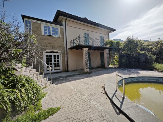 VILLA in VENDITA a MASSAROSA di 7 vani