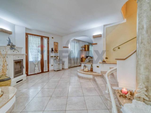 Villa in vendita a Melara RO
