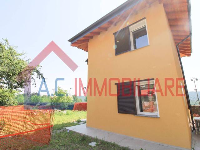 Villa in vendita a Mercallo VA