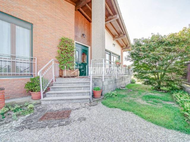 Villa in vendita a Mercallo VA