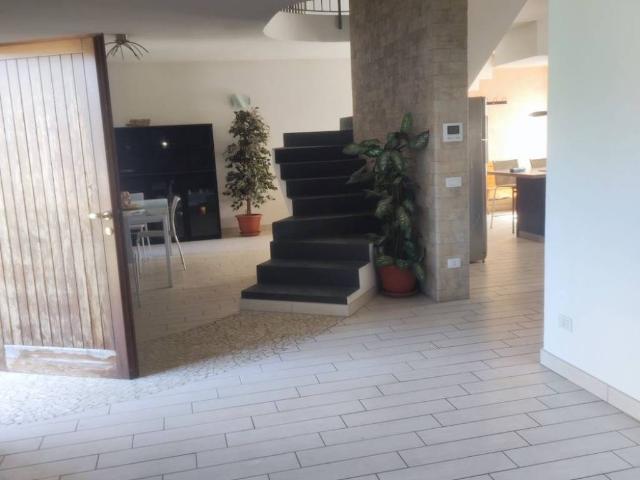 Villa in vendita a Mercallo VA