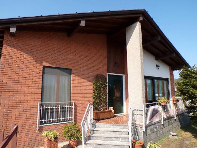 Villa in vendita a Mercallo VA