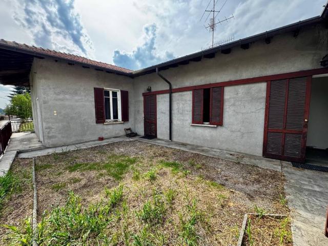 Villa in vendita a Mercallo VA