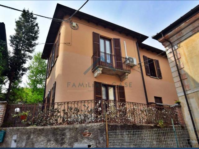 Villa in vendita a Mercallo VA