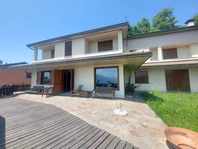 Villa in vendita a Pigra CO