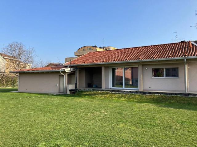 Villa in vendita a Novara NO