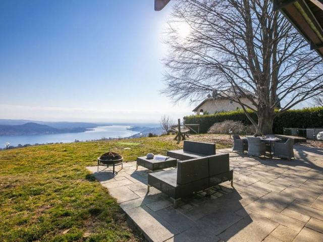Villa in vendita a Nebbiuno NO
