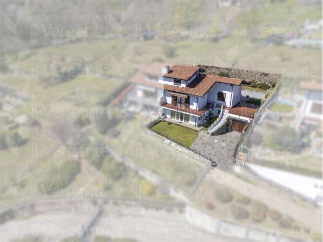 Villa in vendita a Nebbiuno NO