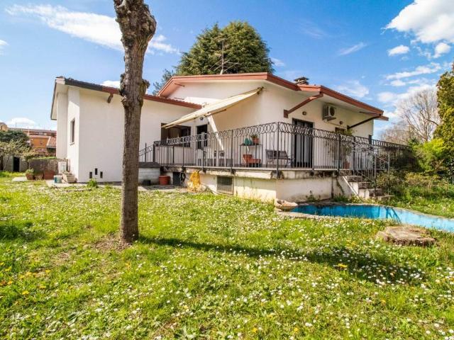 Villa in vendita a Solaro MI