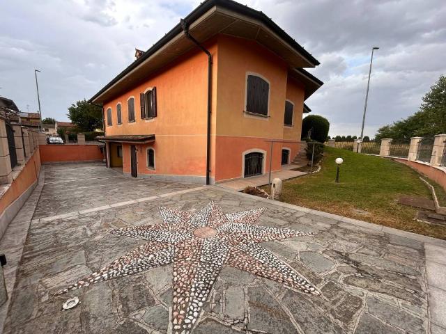 Villa in vendita a Somaglia LO