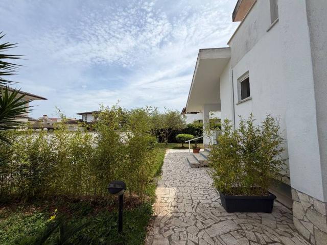 Villa in vendita a Sabaudia LT