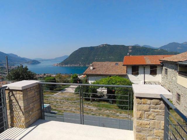 Villa in vendita a Sale Marasino BS