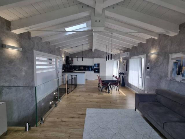 Villa in vendita a Sale Marasino BS