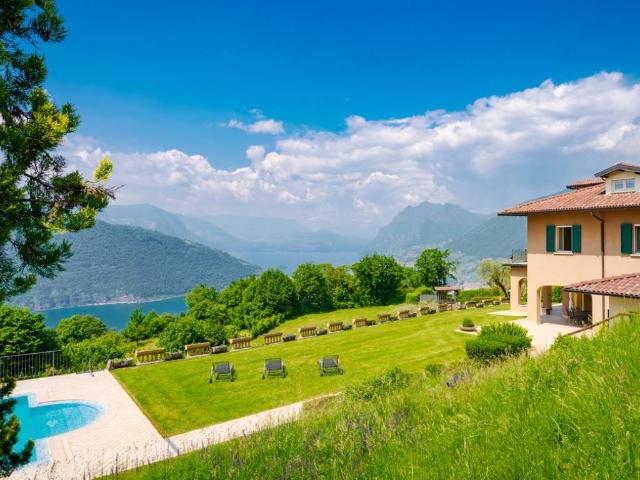 Villa in vendita a Sale Marasino BS