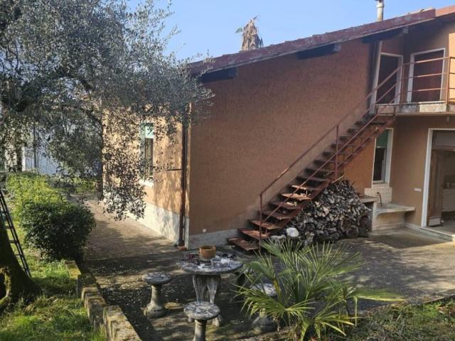 Villa in vendita a Sale Marasino BS