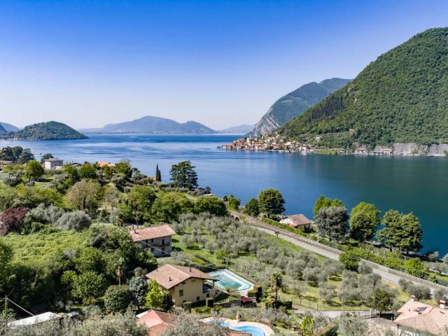 Villa in vendita a Sale Marasino BS