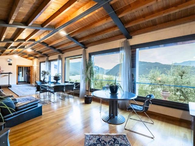 Villa in vendita a Sale Marasino BS