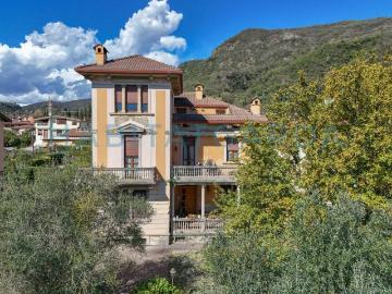 Villa in vendita a Salò BS
