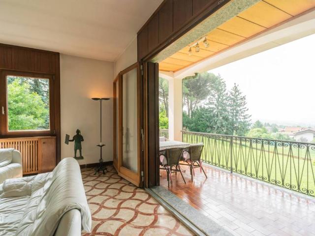 Villa in vendita a Saltrio VA