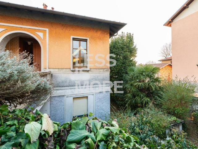 Villa in vendita a Saltrio VA