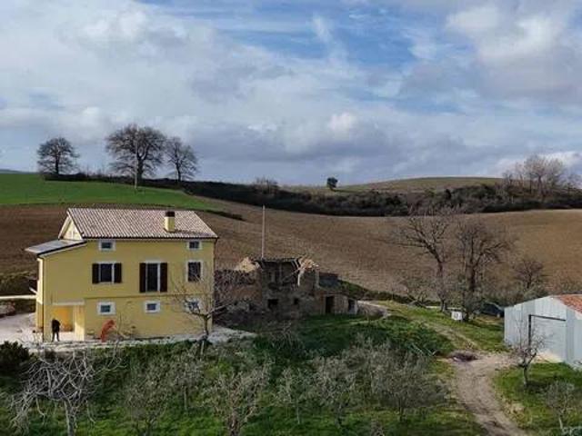Villa in vendita a San Severino Marche MC