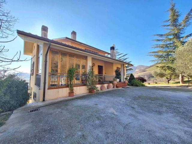 Villa in vendita a San Severino Marche MC