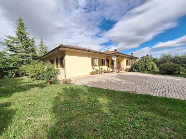 Villa in vendita a San Severino Marche MC