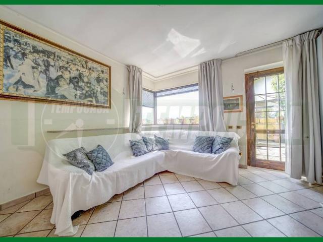 Villa in vendita a Sangiano VA