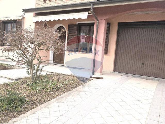 Villa in vendita a Sannazzaro De' Burgondi