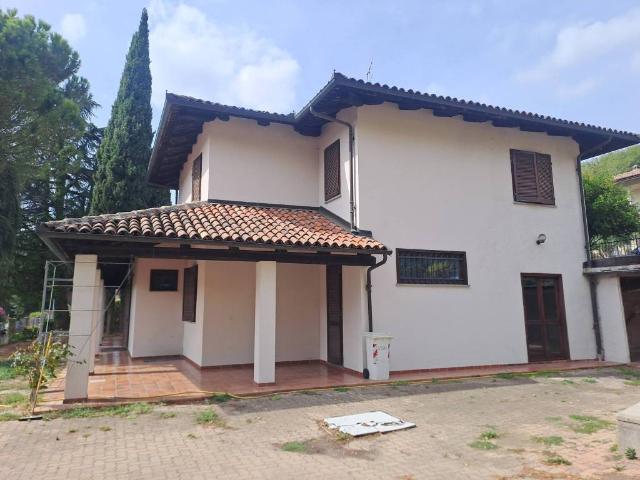 Villa in vendita a Santo Stefano Belbo CN