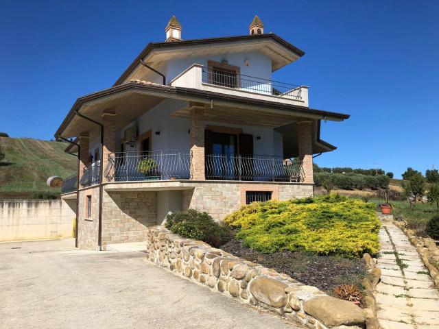 Villa in vendita a Sant'Omero, Case Alte