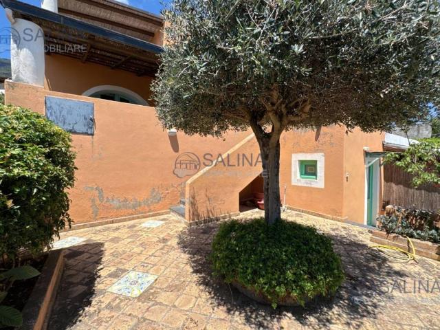 Villa in vendita a Santa Marina Salina ME