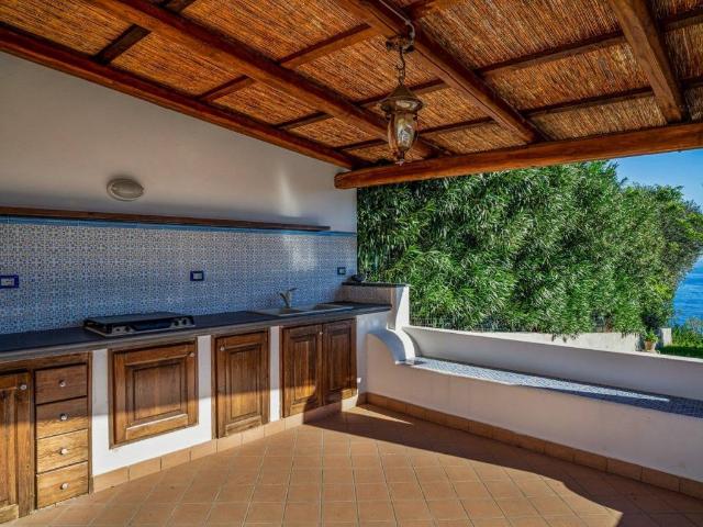 Villa in vendita a Santa Marina Salina ME