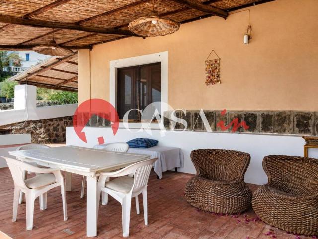 Villa in vendita a Santa Marina Salina ME
