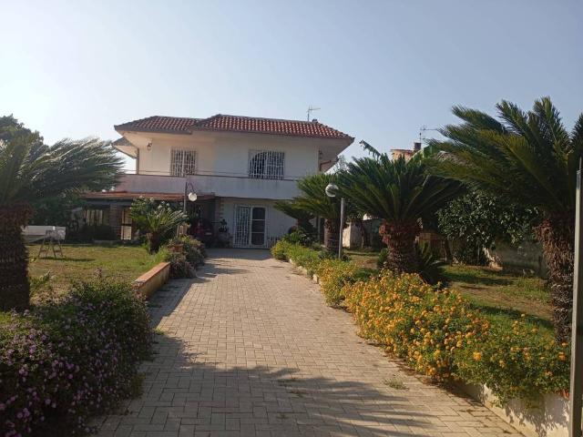 Villa in vendita a Santi Cosma e Damiano LT