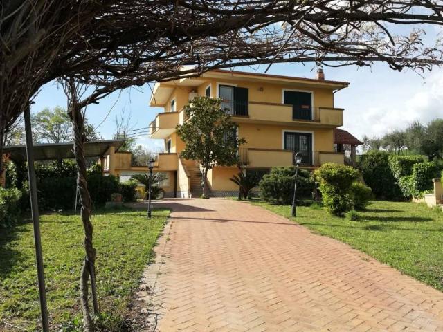 Villa in vendita a Santi Cosma e Damiano LT