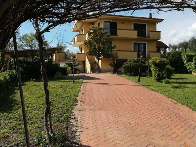 Villa in vendita a Santi Cosma e Damiano LT