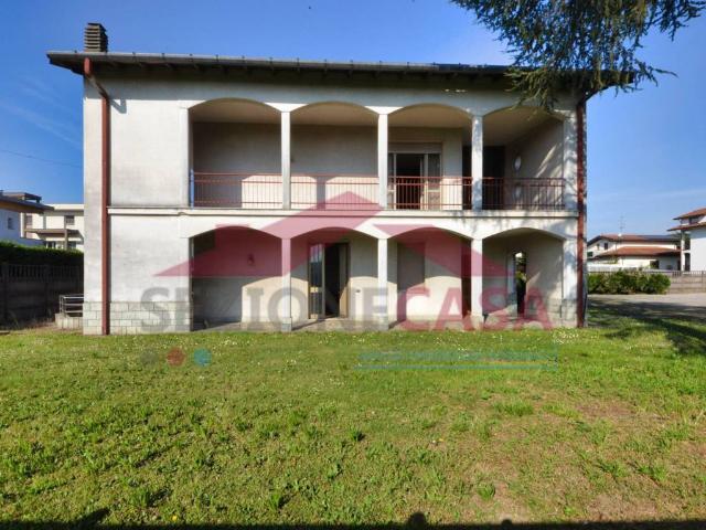 Villa in vendita a Saronno VA