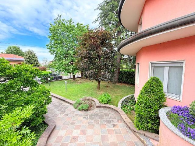 Villa in vendita a Saronno VA