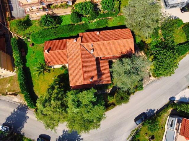 Villa in vendita a Sarnano MC