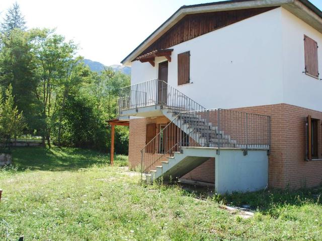 Villa in vendita a Sarnano MC