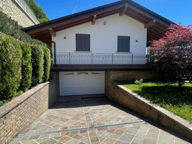 Villa in vendita a Selvino BG