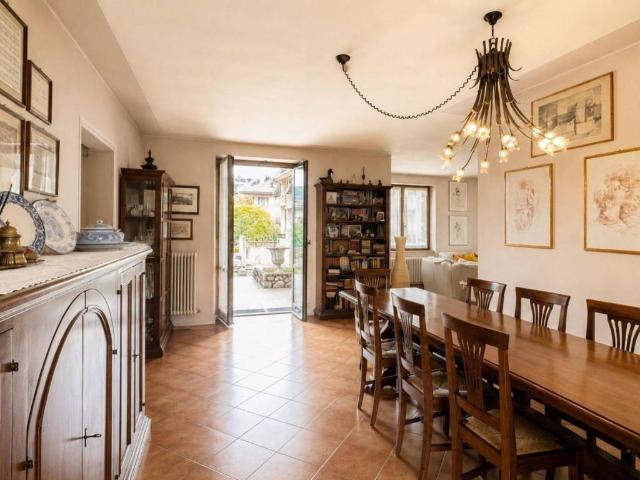 Villa in vendita a Senna Comasco CO