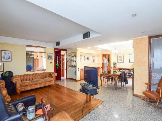 Villa in vendita a Senna Comasco CO