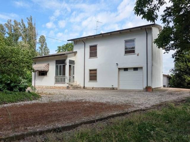 Villa in vendita a Serravalle a Po MN