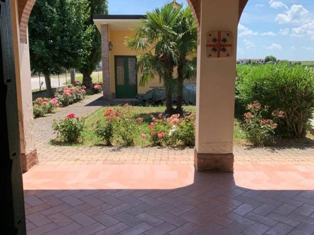 Villa in vendita a Serravalle a Po MN