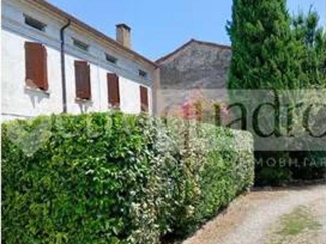 Villa in vendita a Serravalle a Po MN