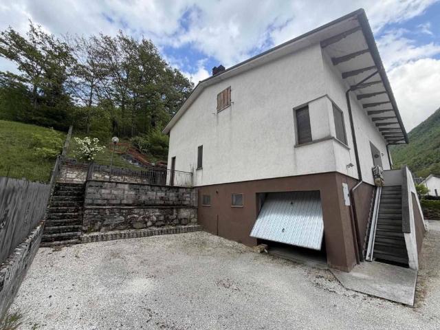 Villa in vendita a Serravalle di Chienti MC
